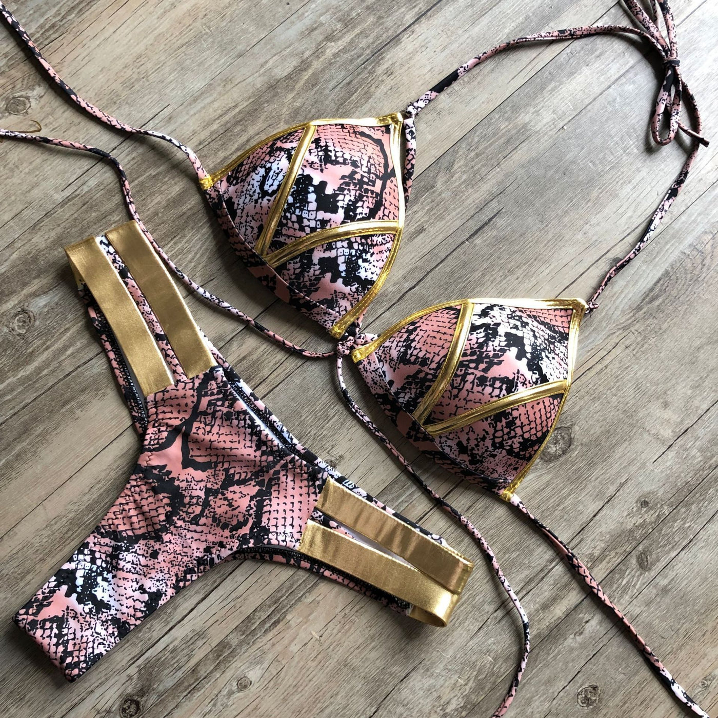 Bronzing bikini null