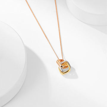 Square three-color ring necklace featuring interlocking clavicle chain design, showcasing vibrant metal rings on a delicate chain.